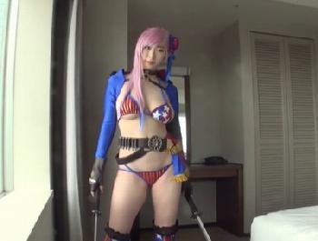 完全顔出し!!FG◯武蔵コスプレの挑発的な肉体レイヤーと思う存分性交オフ会