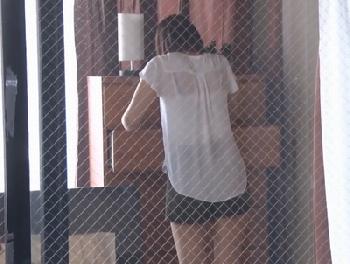 向かいの部屋に住む人妻の汗ばむいやらしく透けている姿に耐えきれなくなって…