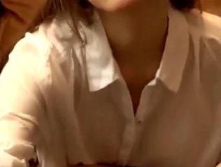 服の隙間から生おっぱいを見せつけ魅惑的に誘う尻軽人妻!!