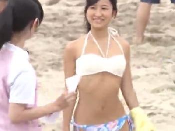 明るくて可愛いビキニ美女の日焼け肌を潤すコンドーム未装着の膣内射精交尾