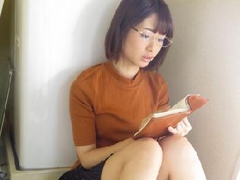 眼鏡で真面目で少し地味…結婚3年目のどこにでもいそうな人妻が夫の旧友と