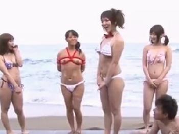 好きな日焼け美女を選んで…砂浜で大乱交開始!!