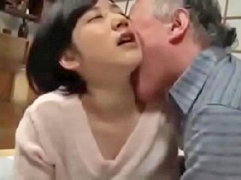 孫娘に歪んだ愛情をぶつけてしまうお爺ちゃん