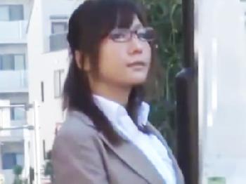 痴漢に遭い身体を弄ばれながら女性器とケツ穴の両方にねじ込まれて辱しめを受ける美女会社員