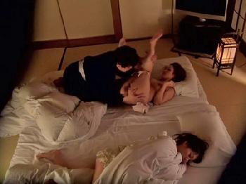 超美形な親子をナンパ→旅館へ連れ込まれ夜這いで浮気性交する様子を盗み撮り