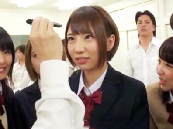 集団催眠にかかるクラスメイト女子校生たち→痴女化し中出し乱交