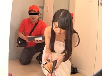 正統派美少女が自宅にきた宅配員に露出しアブノーマルな性癖を露呈