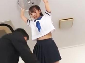 職員室のデスクの上で教師と挿入する巨乳女子校生