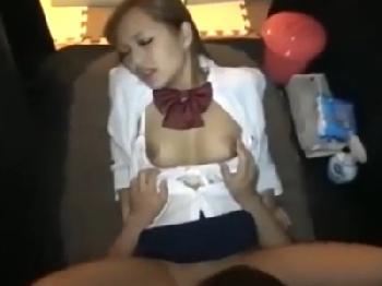 薄暗い部屋で女子校生どもにペニスいじられて射精を耐えるのは非現実的