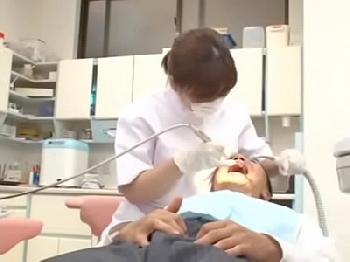 胸を押し付けながら治療する女性歯科医と診察台SEX