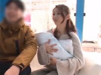 家族でお出かけ中の綺麗な主婦さんと親密な性行為→夫より大きいペニスに恍惚絶頂