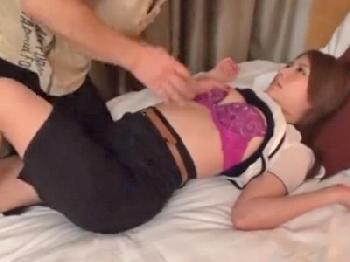 性的行為への欲望が過剰な素人人妻が初体験の3Pセックスで膣内で精子を発射されて恍惚イキ!!