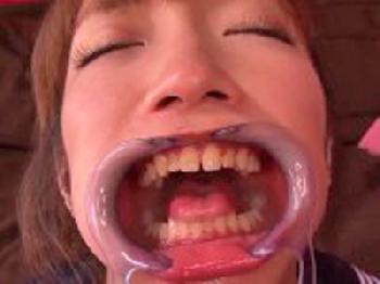 妹系なスレンダー美少女の顔面に大量精液ぶちまけプレイ