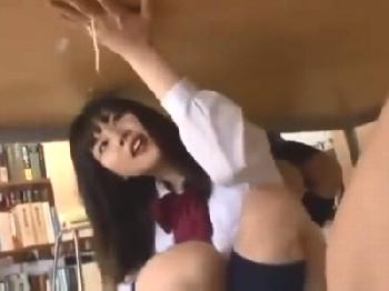 柔らかくてスベスベなパイパンのアソコにねじ込まれる黒髪美少女