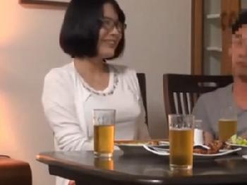 友人が寝ている間に奥さんを寝取られ婦女暴行!!夫婦SEXに混ざって勝手に3P開始W