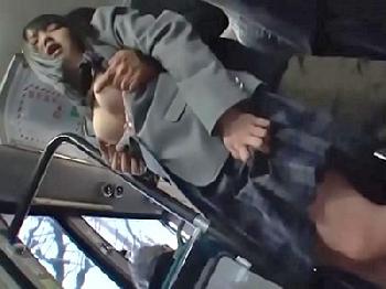 痴漢されてイッた女子校生にフェラ強要