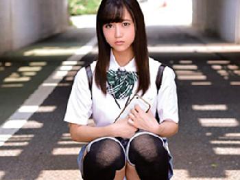 貫くと身をよじって感じる家出少女に膣内射精!!