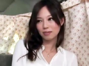 エロティックな雰囲気を醸し出すスレンダーな新婚妻をナンパして中出し寝取り性交