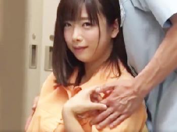 事務所で店長と性行為する様子を同僚へ意図的に曝け出してセックスを楽しむベビーフェイス美少女