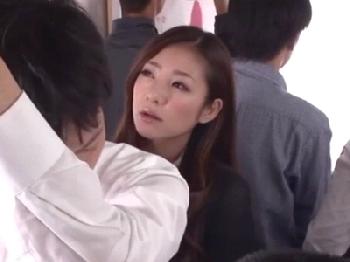 ビッチなお姉さんが男を刺激的に誘い逆痴漢!!