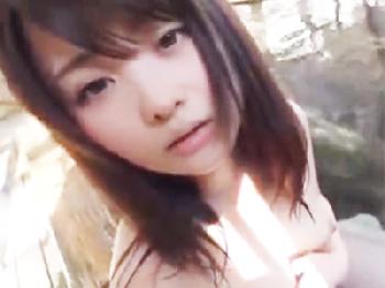 ヤラシイ表情のあどけない少女と温泉旅行でハメ撮り膣内射精撮影