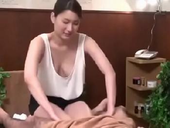 胸元ゆるゆる過ぎるメンズエステ店員にムラっとくる→御法度本番で思う存分おまんこ内射精!!