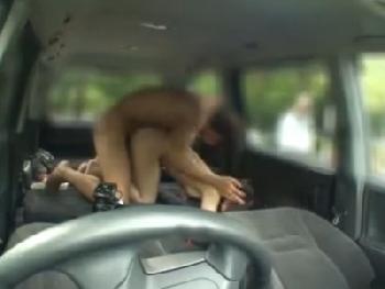 外から見えてる!!誰かに見られるようなシチュエーションで羞恥公開交尾!!