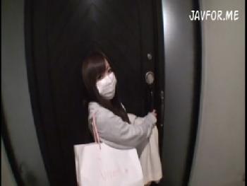 笑顔で優しく手コキ抜きしてくれるお姉さん