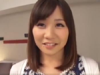 中年男のなすがままにペニスを受け入れ何度も膣内でスペルマを発射される童顔娘