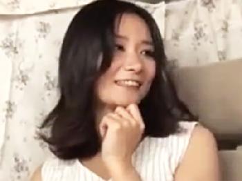 清楚な顔して浮気経験者の素人人妻を口説いて車内で寝取られコンドーム未装着で膣射性交