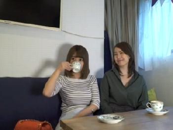 仲良し友人同士を芋づるナンパ!!友人の前で恥部まで曝け出して快感の頂点に昇りつめる素人人妻