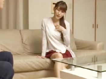 無防備にノーブラ谷間チラの格好で自宅にいる姉と肉親交尾