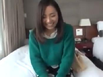 性的欲求が暴走寸前で肉棒をガン見する照れ屋の人妻が豹変して絶叫野獣性交