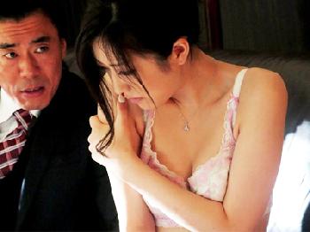 美麗な人妻記者が取材先の会社で欲情されてペニスの餌食に