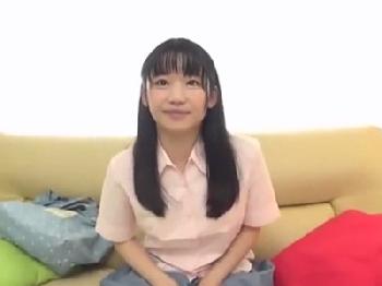 童顔の黒髪美少女にコンドーム非装着の性交し膣中に大量の精液を注ぎ込む!!