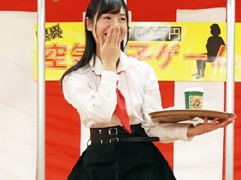 男性器空気イスで耐えきれずに騎乗位挿入→彼氏の前でそのまま寝取られ膣射