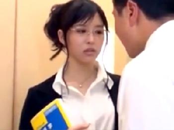 メガネ似合うインテリ美女教師が性的欲望を煽られた生徒と補修性交→凄い量の顔面射精汁浴びる