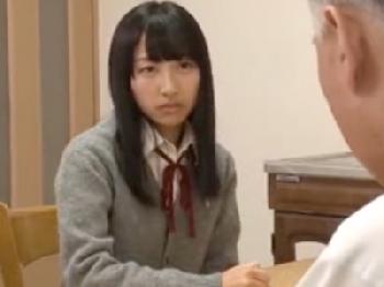 川の字で寝ていた娘に性衝動に駆られたパパが中出し連続肉親交尾