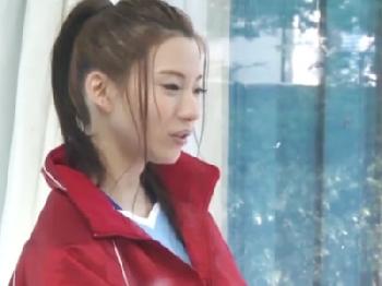 スポーツ中だった女子大生をマジックミラー号に捕まえてきて中出しマッサージ