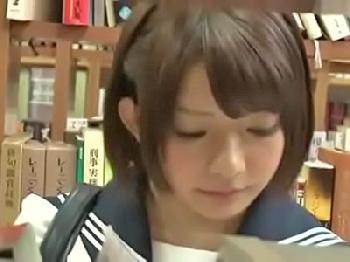 セーラー服のキュートな女子校生が図書室で襲われ色情狂SEX