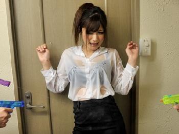 出世を競う同僚に仕組まれた人妻会社員→男性社員に透け透け姿にさせられ辱めにW