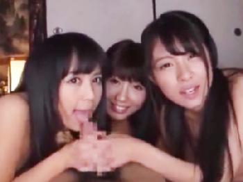 劣情をかき立てる妹達に肉棒の取り合いをされて童貞を喪失する兄W