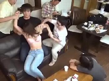 隣の学生たちの騒音を注意しに来た若妻がDQNたちに激しい性的暴行され…