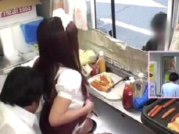 ホットドック販売カーの定員さんが挿入しながら接客