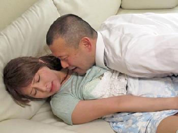 性的暴行されていて気持ちはイヤなはずなのに身体は感じる人妻