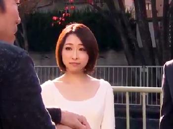 隣人のおじいちゃんに犯されイキ悶える綺麗な人妻