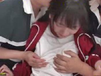 合宿中に部員たちに犯される女子マネージャー