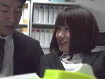 性的欲望が暴走寸前な女性会社員が誰もいなくなったオフィスでオナニー→上司に見つかり社内性交