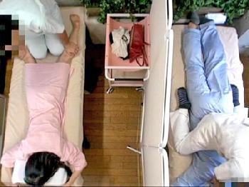 カップル割引が人気の整体院で夫の隣で寝取られる悶絶性感マッサージ