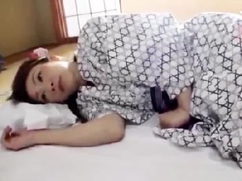 母の熟れてきた体を家族旅行中に夜這い近親SEX!!